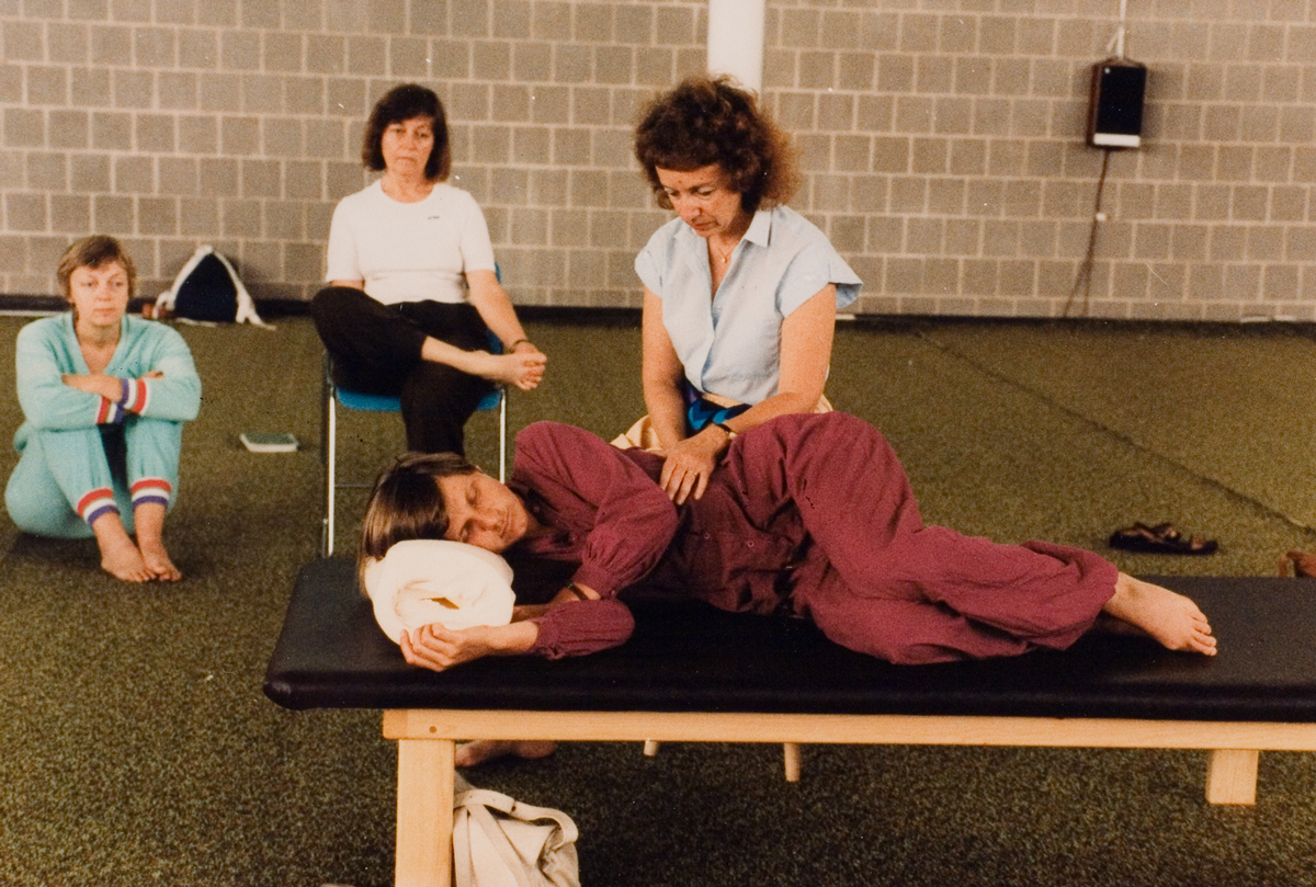 Foto von Mia Segal bei Anwendung von Feldenkrais imJahr 1981 in Amherst