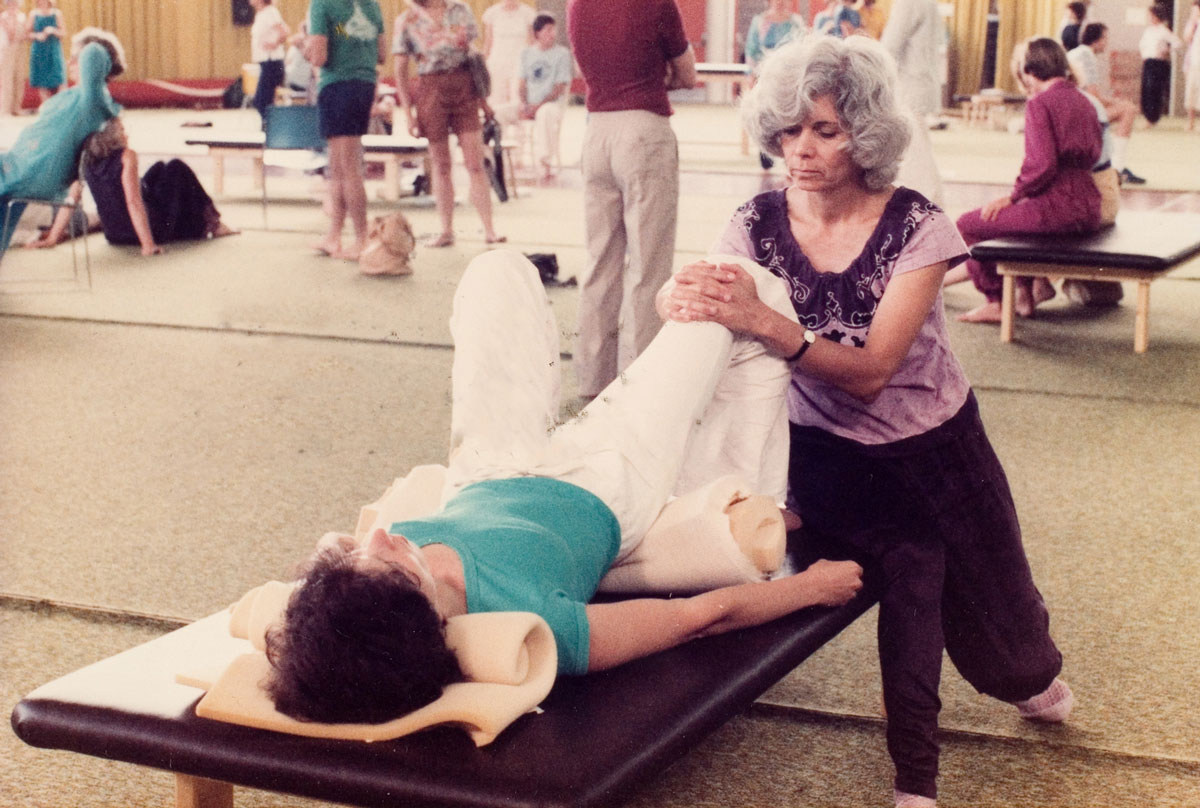 Foto von Ruth Alon bei Anwendung von Feldenkrais im Jahr 1981 in Amherst